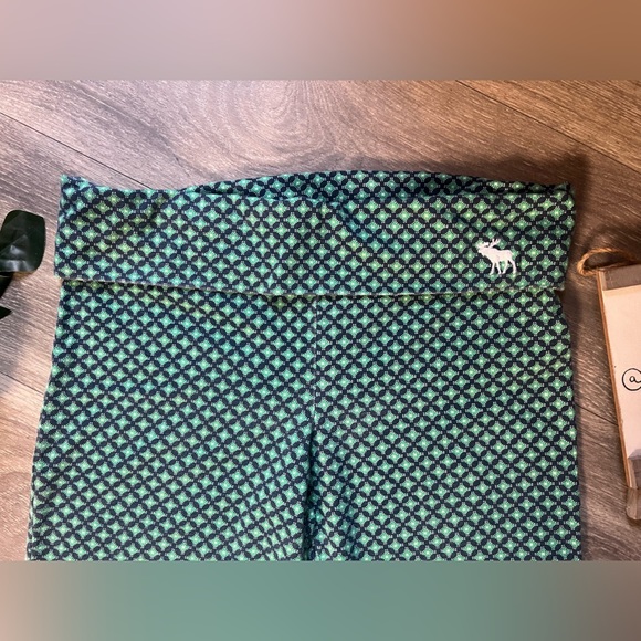 Abercrombie & Fitch Blue & Green Patterned Yoga Leggings. Size L - Picture 2 of 10